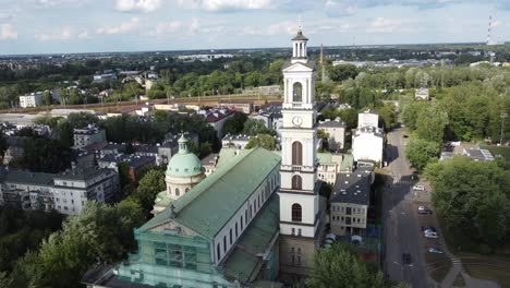 Video-De-Drones-Circulares-Aéreos-De-La-Basílica-Del-Sagrado-Corazón-De-Jesús-En-Varsovia,-Distrito-De-Praga