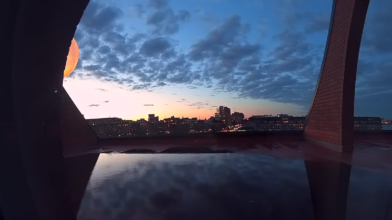 un lapso de tiempo del puerto de boston al atardecer con hermosos colores en el cielo