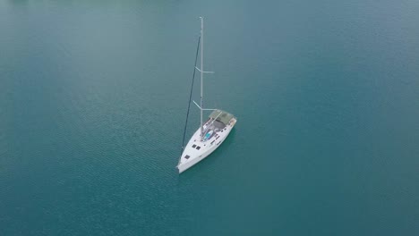 Kreist-Um-Ein-Segelboot-Im-Naturpark-Telašćica