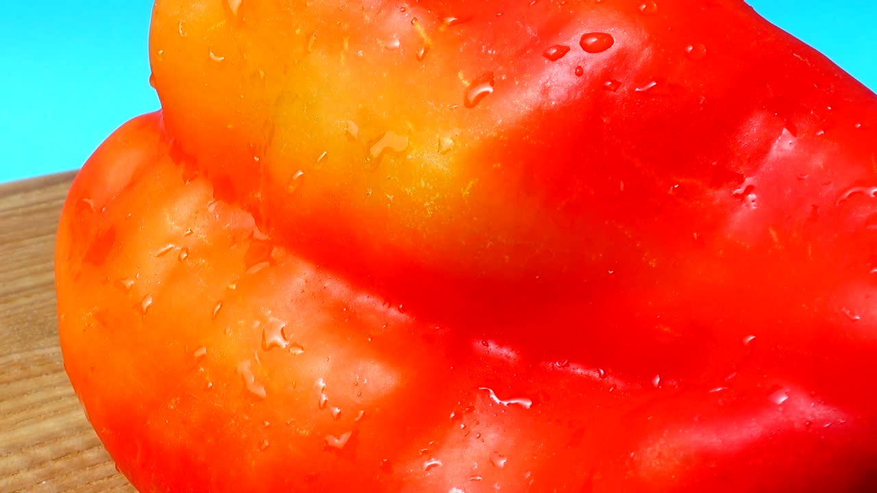 Peperone rosso dolce. Scatto in movimento