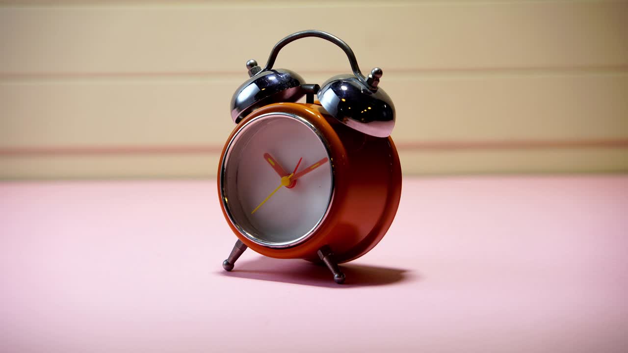 나무 테이블 위 에 있는 빨간 알람 시계