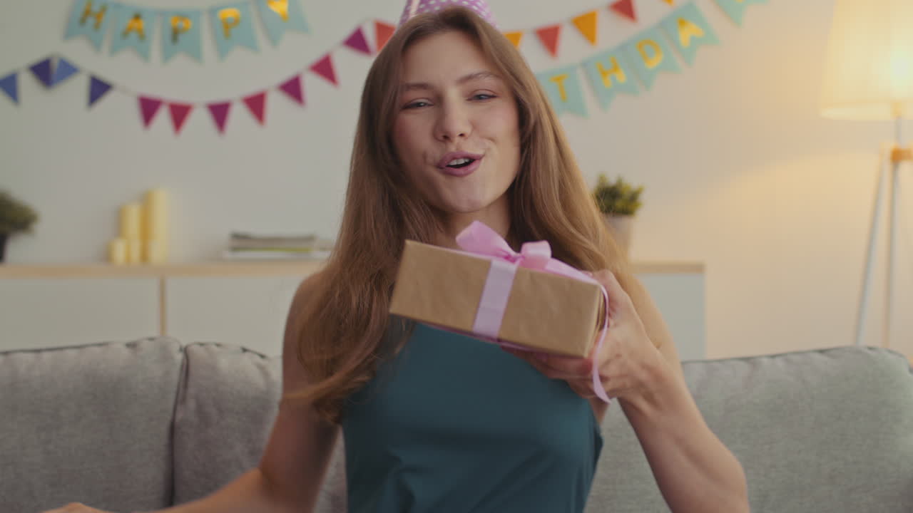 mujer celebrando su cumpleaños con un regalo