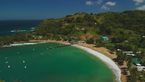 Erstaunliche-Drohnenaufnahmen-Von-Einem-Goldenen-Sandstrand-An-Der-Nordwestküste-Der-Karibischen-Insel-Tobago