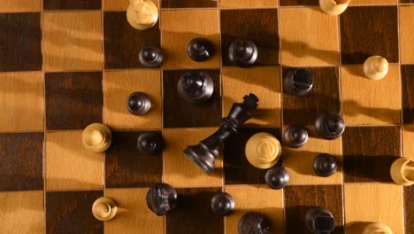 guerra de ajedrez negro contra blanco, malo contra bueno, derrotar al rey