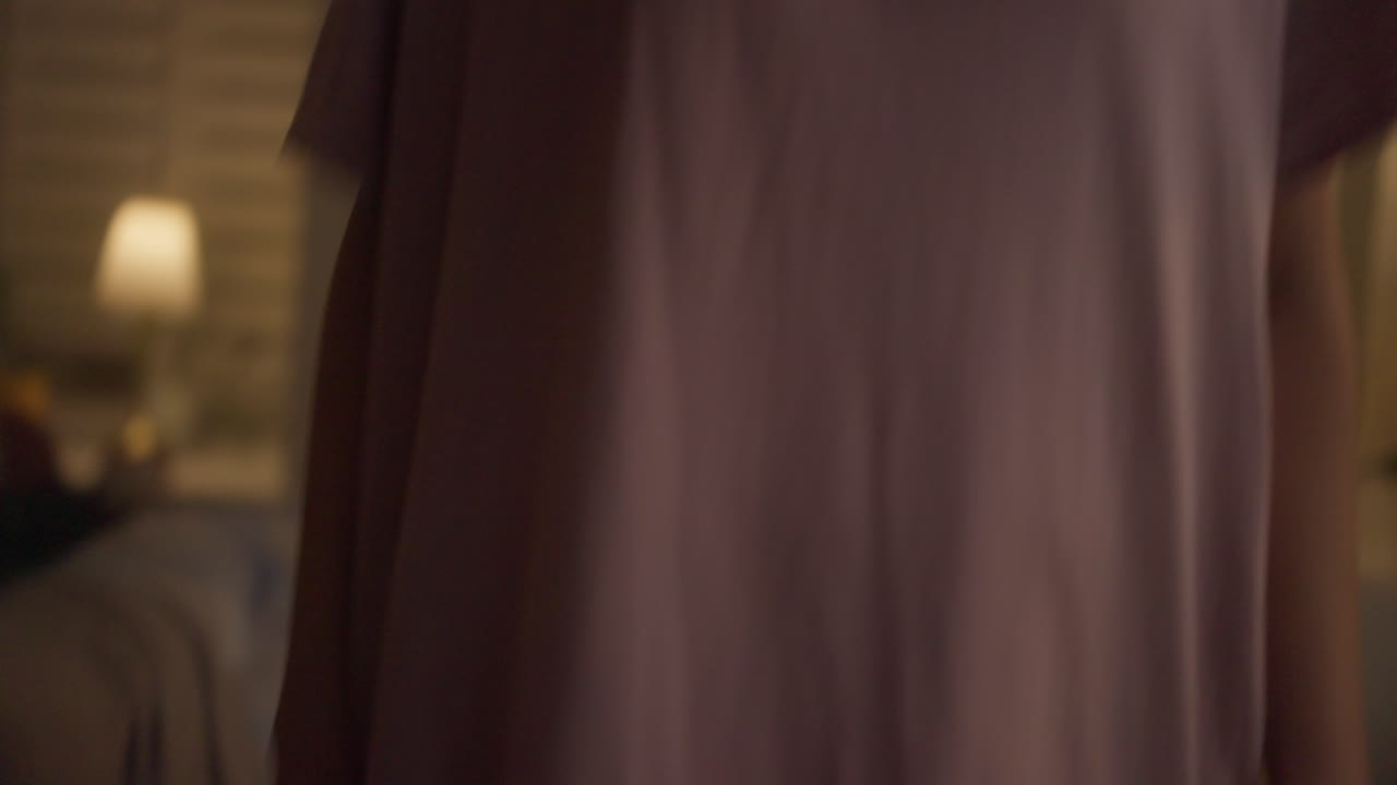 comprobando el peso en una balanza en el dormitorio