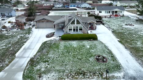 Una-Casa-De-Madera-Rodeada-De-Nieve-Debido-A-Una-Reciente-Tormenta-De-Nieve