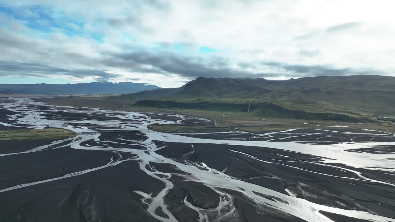 아이슬란드 남부에 있는 셀 ⁇ 랜드스포스 폭포를 내려다보는  ⁇ 힌 강바닥