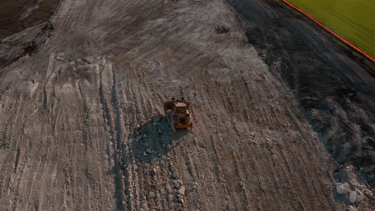 воздушный вид бульдозера, работающего на строительной площадке