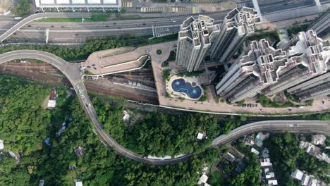 vista aérea de mega edificios residenciales frente al mar de sha tin de hong kong