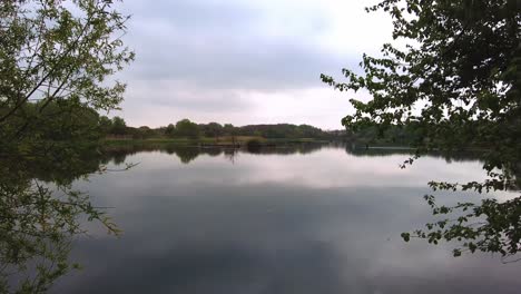 El-Cielo-Oscuro-Se-Refleja-En-Un-Lago