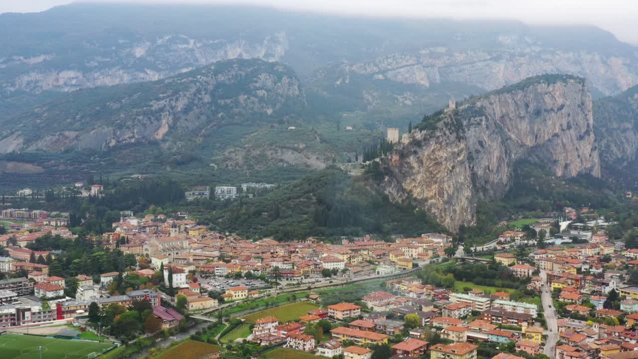 vista aérea de las ruinas del castillo de arco, lago de garda, provincia de trento, italia