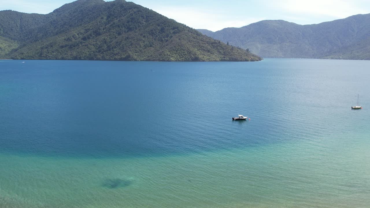 아름다운 수색 대조물 위로 공중으로 올라갑니다.