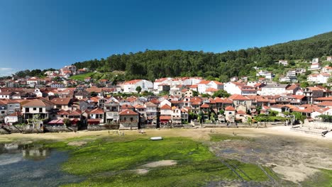 Sonniger-Tag-über-Den-Häusern-Am-Meer-Von-Combarro