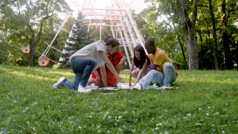 cuatro personas jugando al twister.