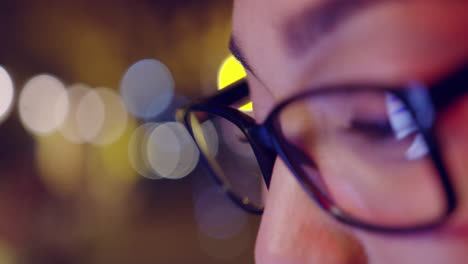mujer con gafas en primer plano nocturno