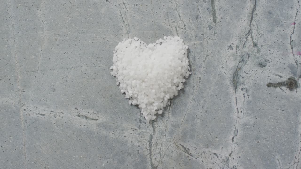 돌 주방 책상 위 에 심장 모양 의 소금  ⁇ 어리 의 비디오