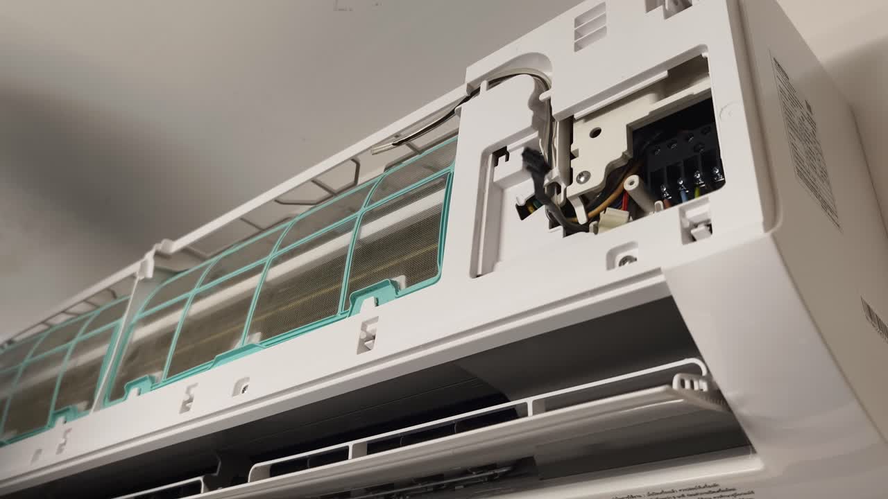 primer plano del interior de una unidad de aire acondicionado