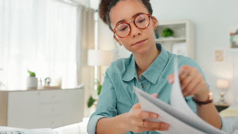 mujer emprendedora, creativa o de negocios con documentos