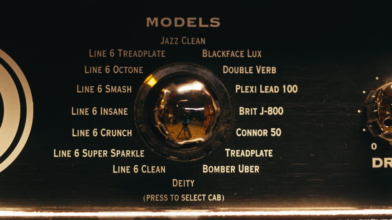 젊은 뮤지션이 어쿠스틱 기타의 현을 클로즈업으로 확인하는 남자 기타리스트 음악 악기의 튜닝 소리.