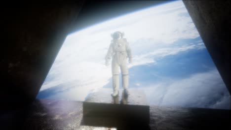 astronauta en la estación de observatorio espacial cerca de la tierra
