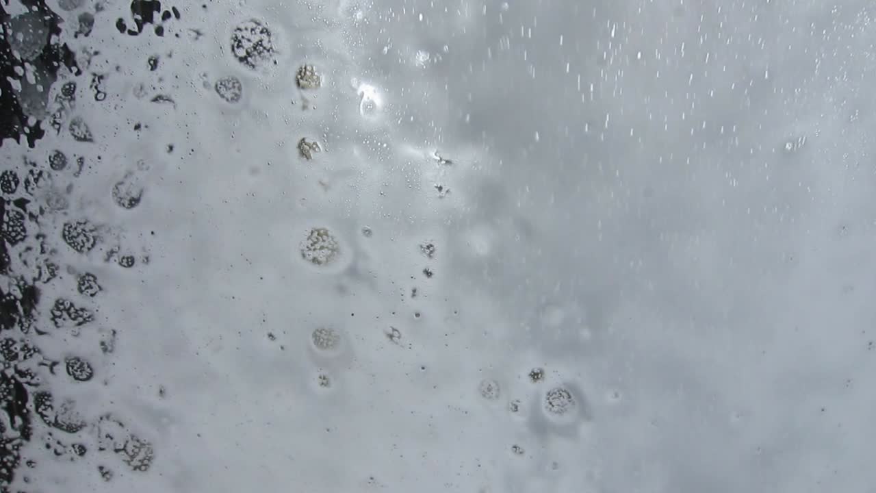 lavado de autos en coche de adentro hacia afuera.