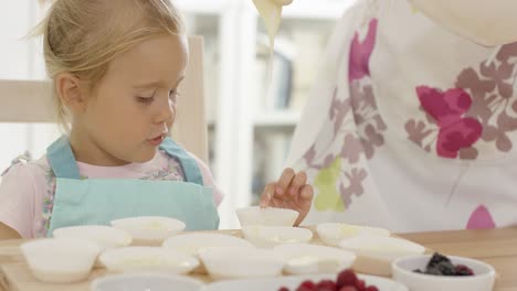 Niña-Feliz-Con-Tenedores-De-Muffins-Vacíos