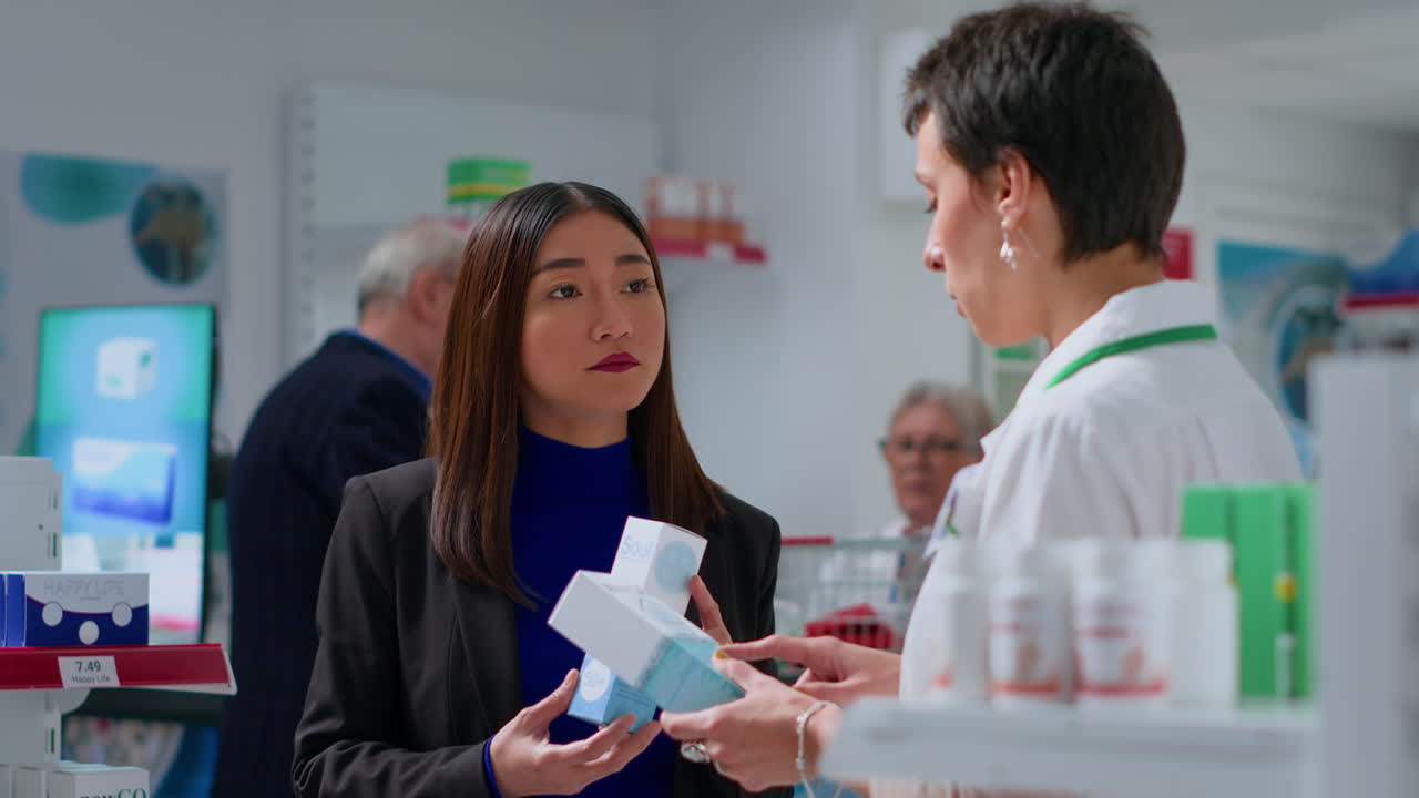 의약품 가게 의 제품 을 선택 하는 쇼핑객