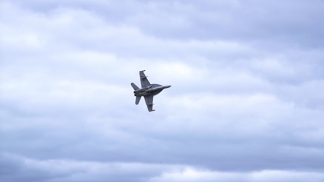 f:a-18f super hornet en vuelo contra el cielo nublado - ángulo bajo