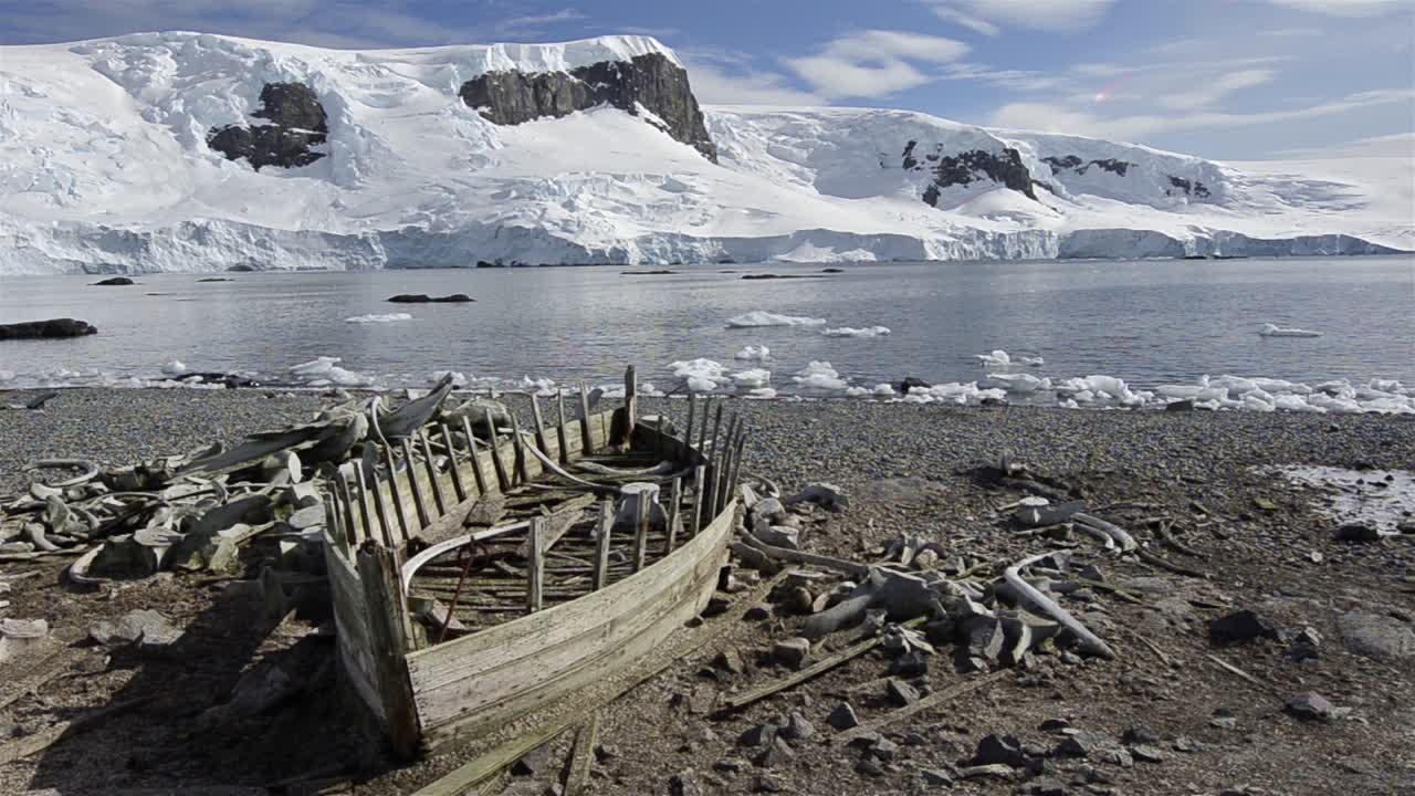 남극의 mikkelson 항구에서 역사적인 수상 선박 보트와 고래 뼈 패닝