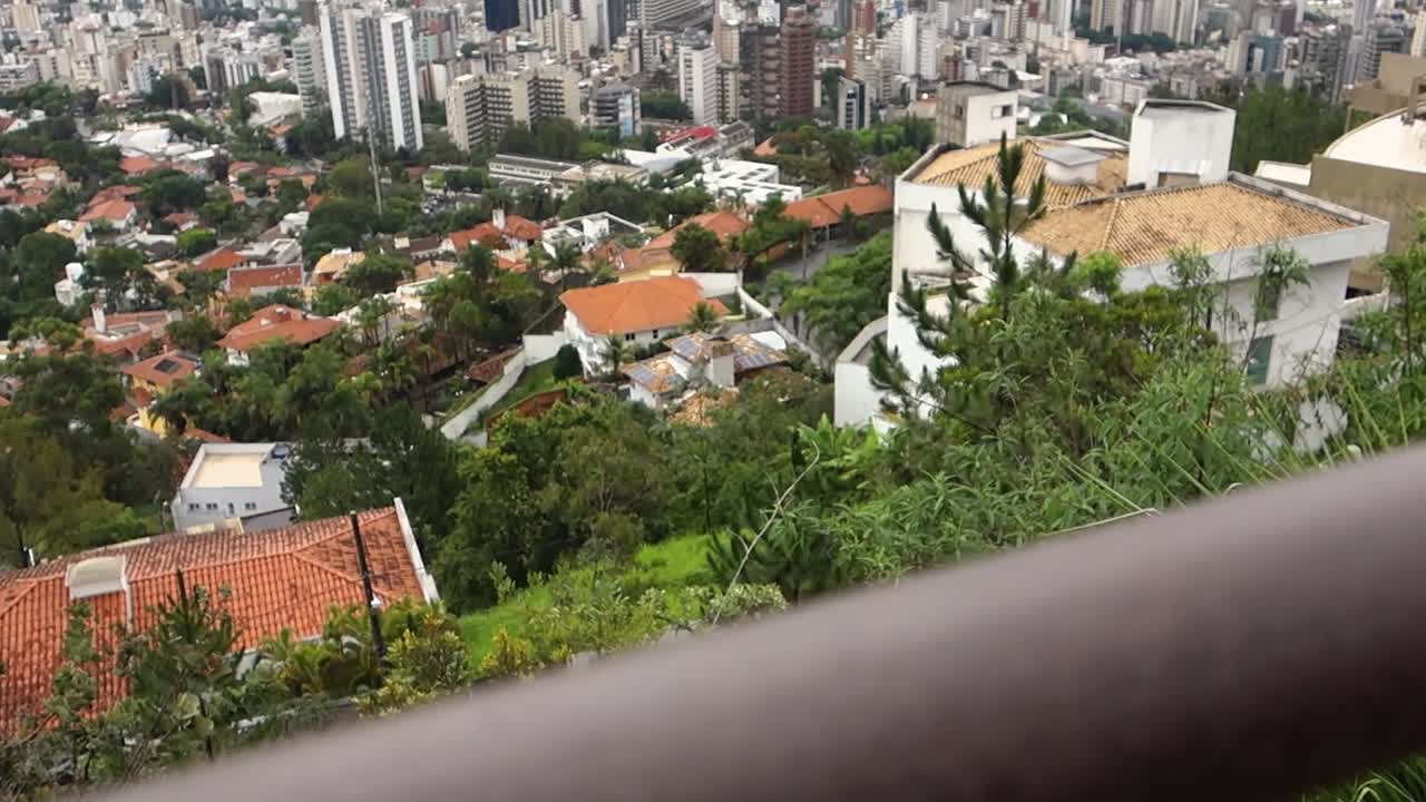 Movimento de câmera para cima revela a incrível metrópole da cidade de Belo Horizonte, no Brasil, em dia nublado