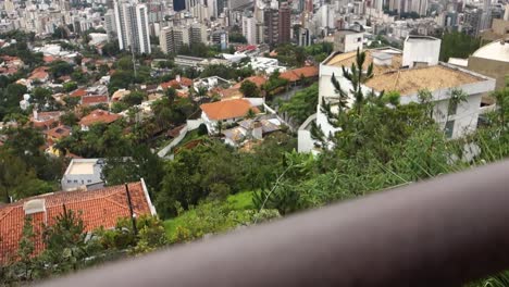 tilt up revela la asombrosa metrópolis de la ciudad de belo horizonte, en brasil, en un día nublado