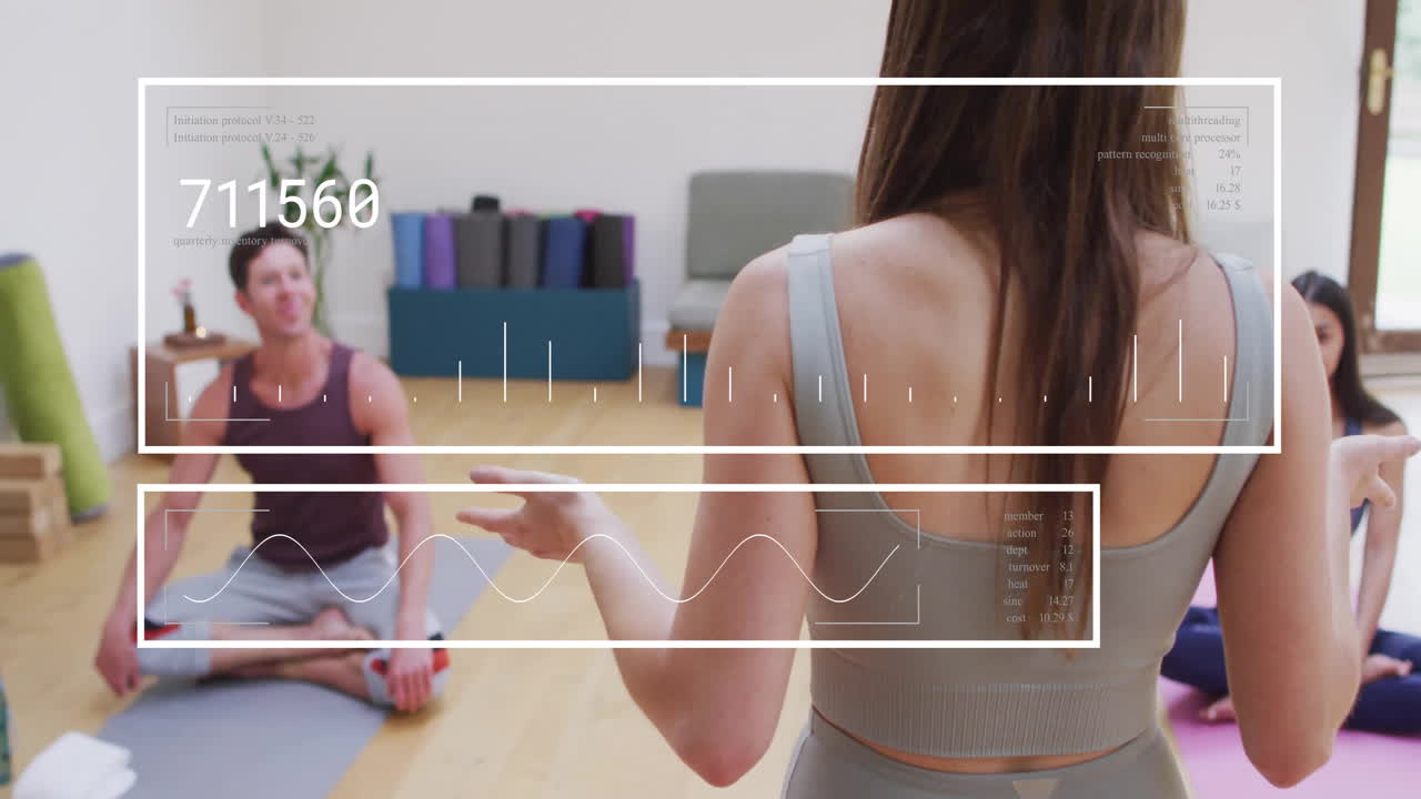 animación de procesamiento de datos digitales sobre diversas personas en clase de yoga con maestra
