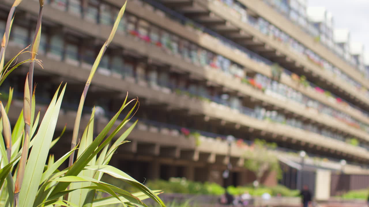 런던의 바비칸 센터 (barbican centre) 에 있는 주거 아파트 밖의 정원.