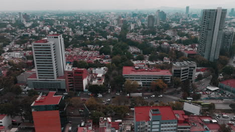 Imágenes-De-Drones-De-La-Ciudad-De-México-Que-Muestran-Carreteras,-Calles,-Automóviles,-Casas-Y-Montañas-Distantes-Contra-El-Horizonte.