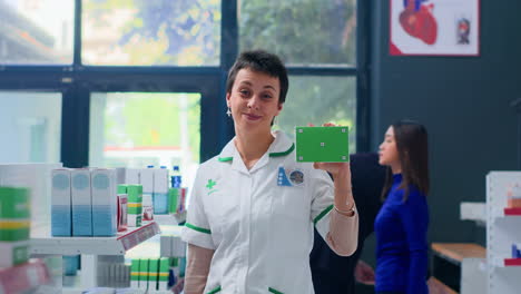 farmacéutico con un modelo de producto médico