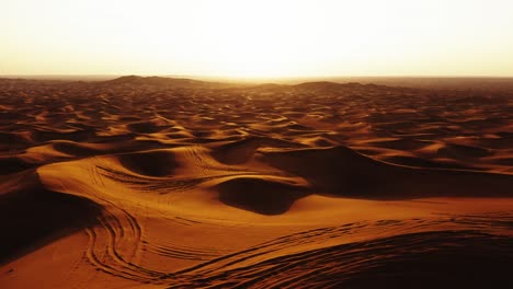 Luftaufnahme-Eines-Geländewagens-Mit-Allradantrieb,-Der-Touristen-Auf-Eine-Wüstendünen-Bashing-Safari-In-Dubai,-Vereinigte-Arabische-Emirate,-Mitnimmt