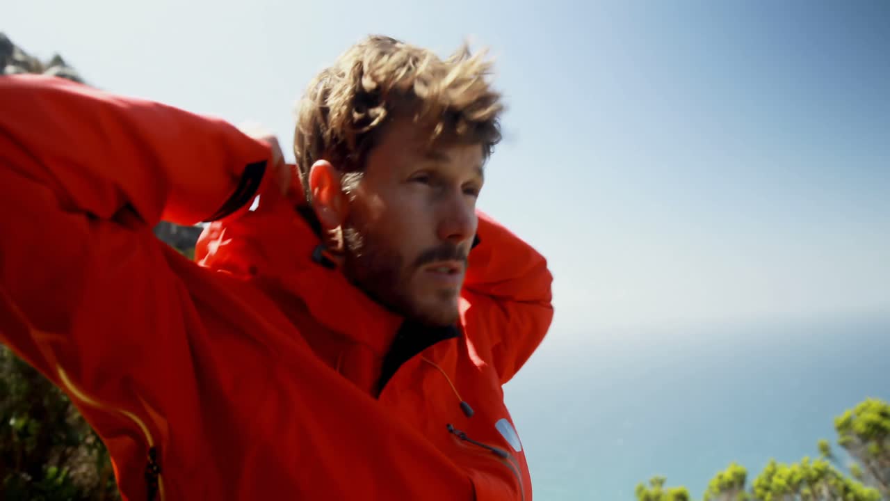 excursionista masculino de pie cerca de la tienda en el campo 4k