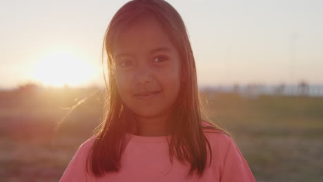 Primer-Plano-Retrato-Hermosa-Niña-Sonriendo-Feliz-Disfrutando-De-Un-Día-De-Verano-Sin-Preocupaciones-En-El-Fondo-Del-Atardecer-Del-Parque-Infancia-Pacífica