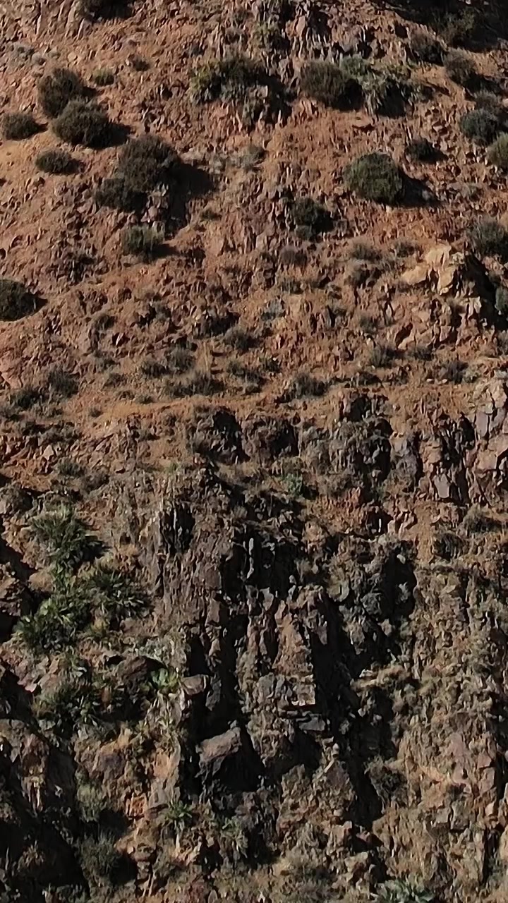 Luchtfoto van een rotsachtig landschap in Marokko met natuurlijk terrein