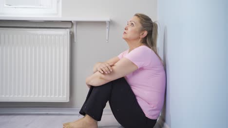 la mujer balanceándose nerviosamente en su asiento.