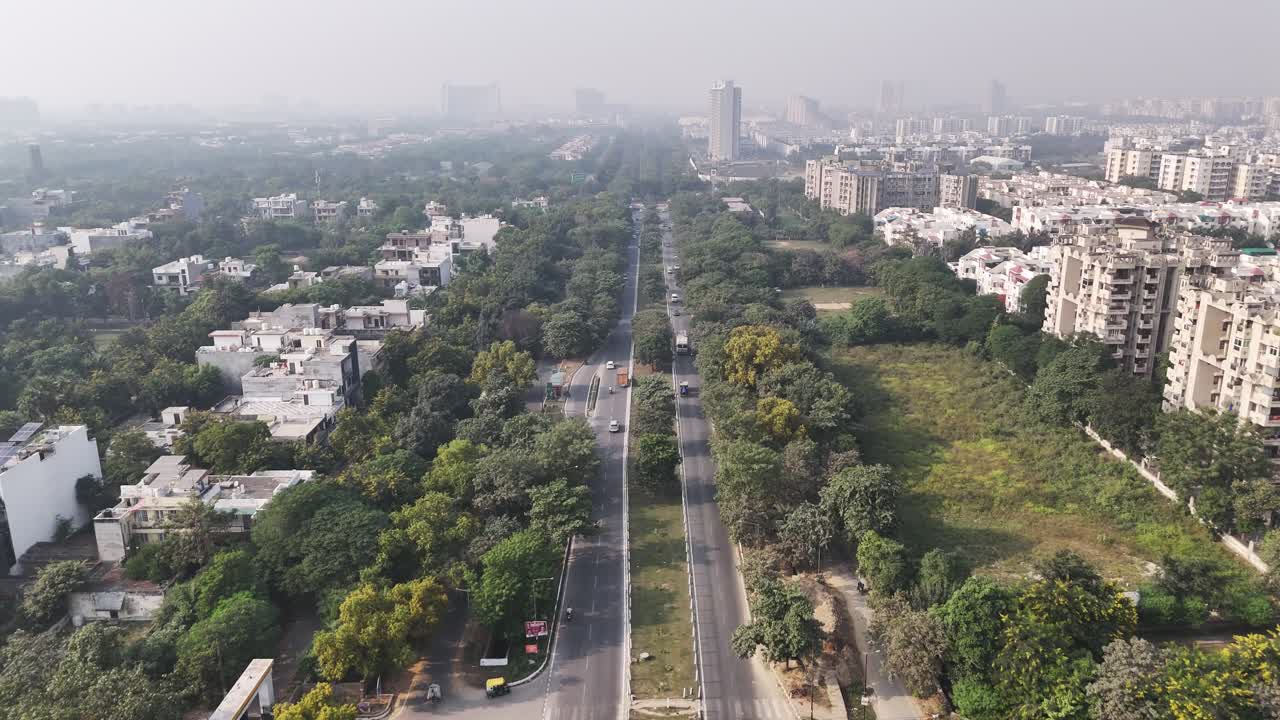 Ampia ripresa aerea del Settore 36, RHO I, Greater Noida, che cattura fabbriche, edifici istituzionali, appezzamenti aperti e pianificazione urbana strutturata in condizioni di lieve inquinamento atmosferico