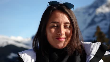 morena con gafas de sol cambia la expresión facial de seria a sonriente
