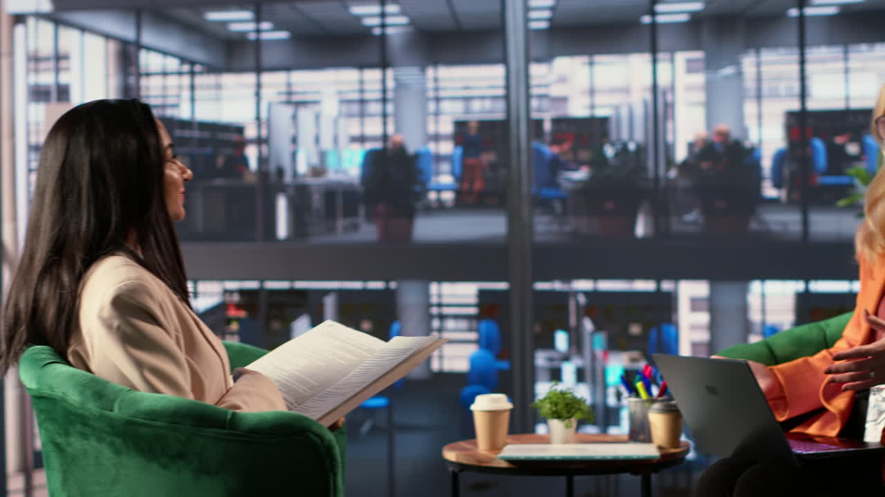 현대적인 사무실 환경에서 비즈니스 회의