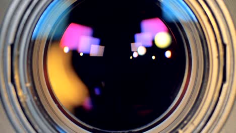 a video camera lens opens up during zoom.