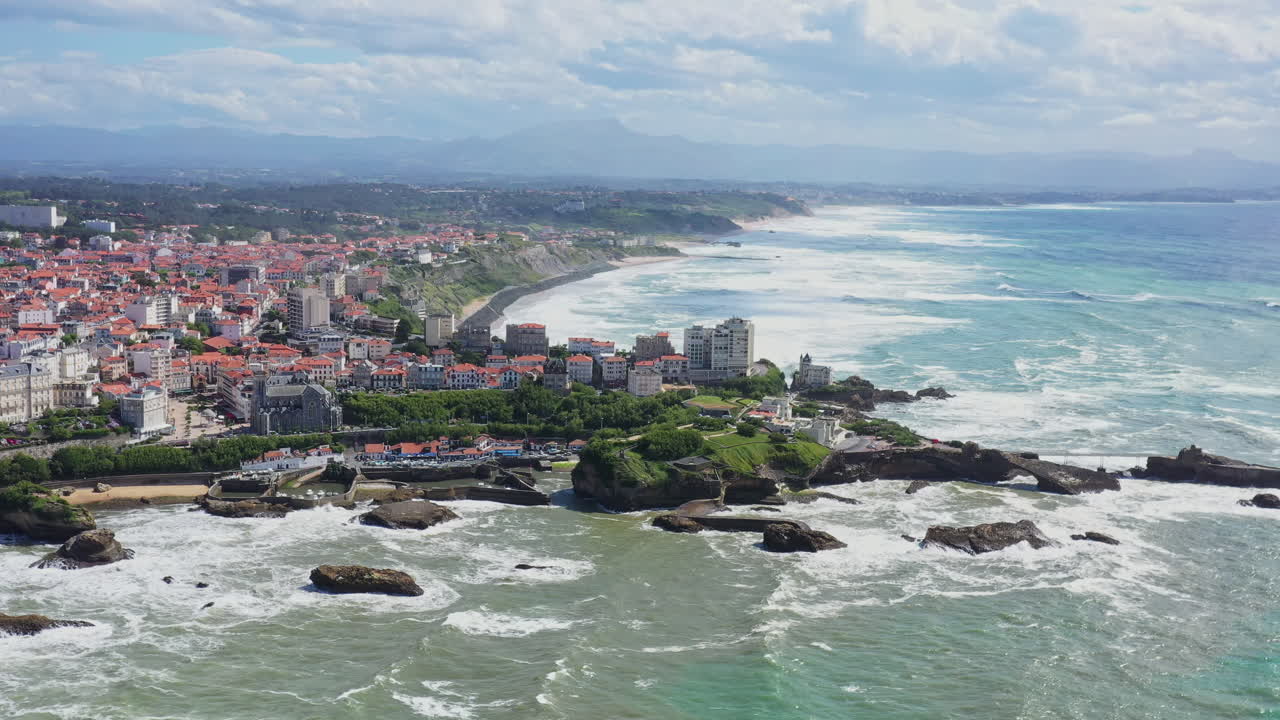 Quartiere del porto peschereccio di Port Vieux, Biarritz, veduta aerea del Rocher de la Vierge