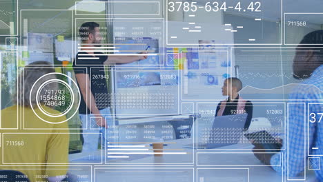 animación del procesamiento de datos y estadísticas sobre diversos empresarios en la oficina