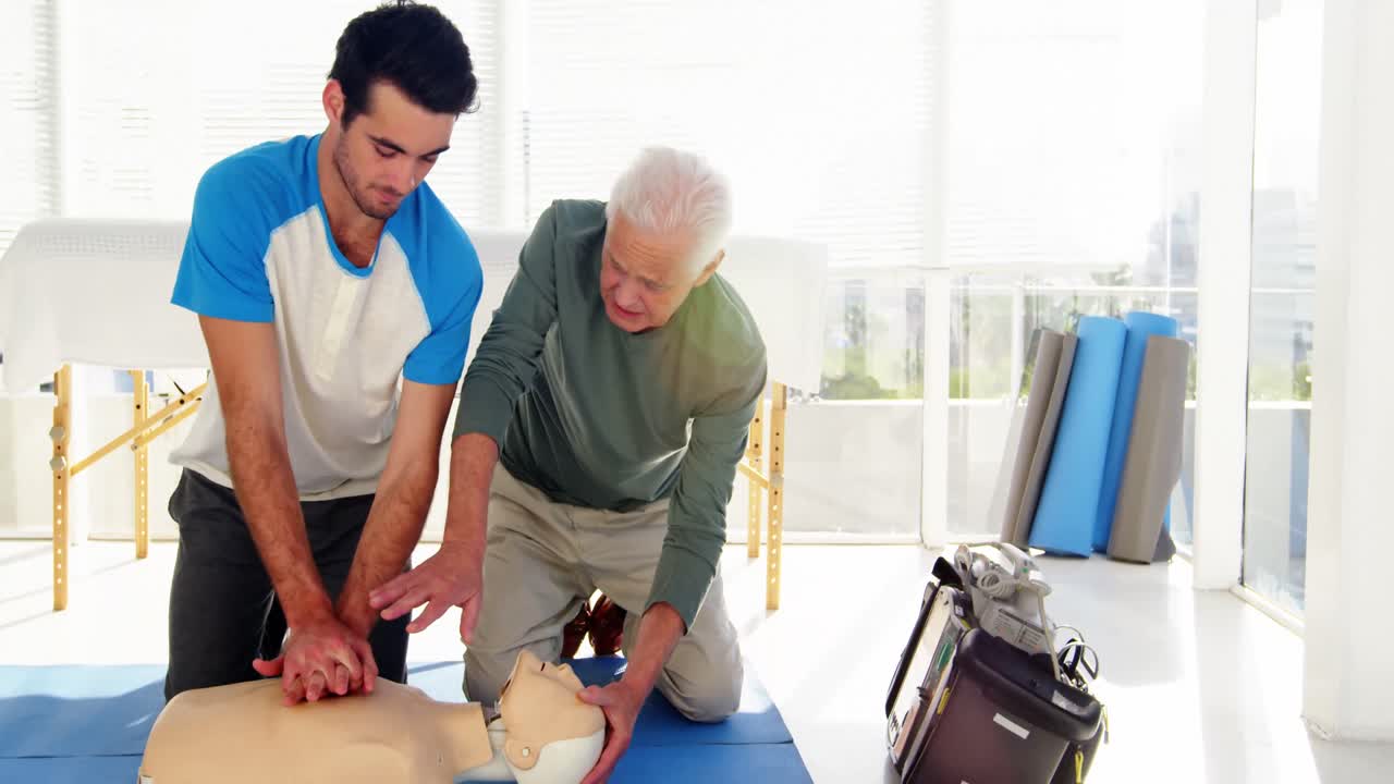 paramédicos masculinos durante el entrenamiento de reanimación cardiopulmonar