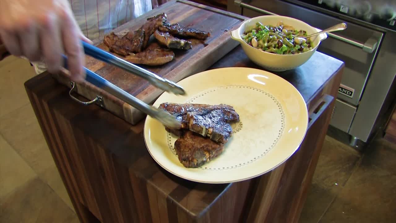 servir cordero en un plato