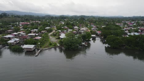 Sereno-Pueblo-Costero-De-Almirante,-Panamá,-Rodeado-De-Exuberante-Vegetación,-Vista-Aérea