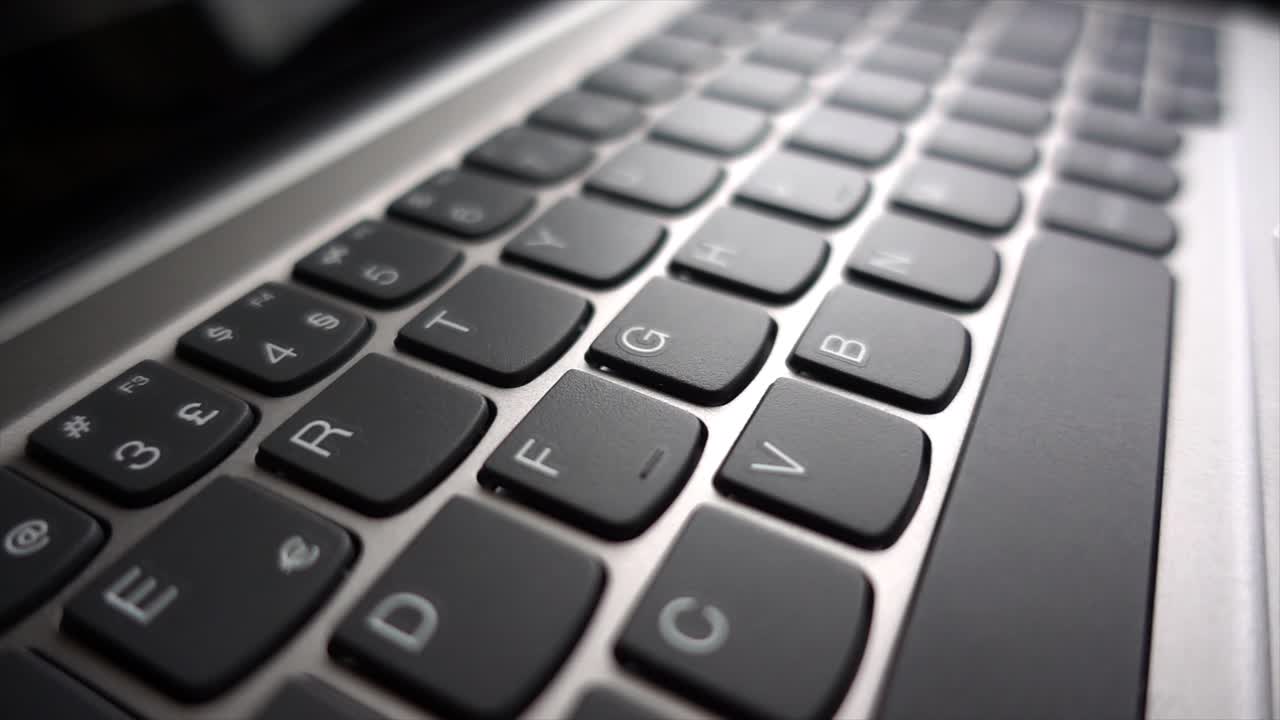 컴퓨터 키 위로 날아가는 느린 동작